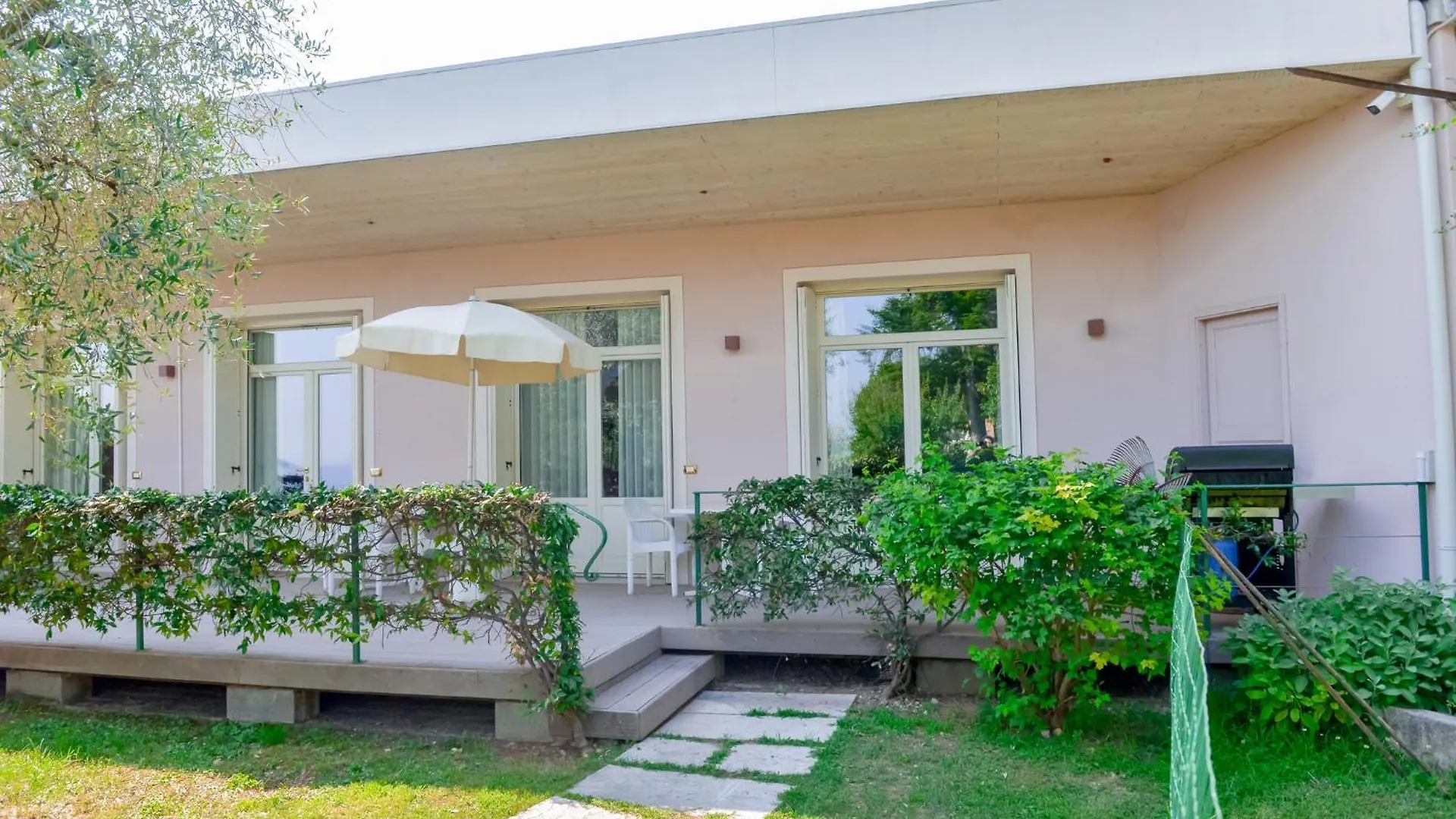 טוסקולנו מדרנו Charming Lake View Cottage