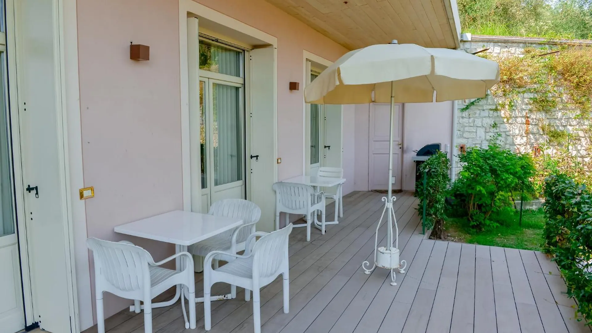 בית נופש טוסקולנו מדרנו Charming Lake View Cottage