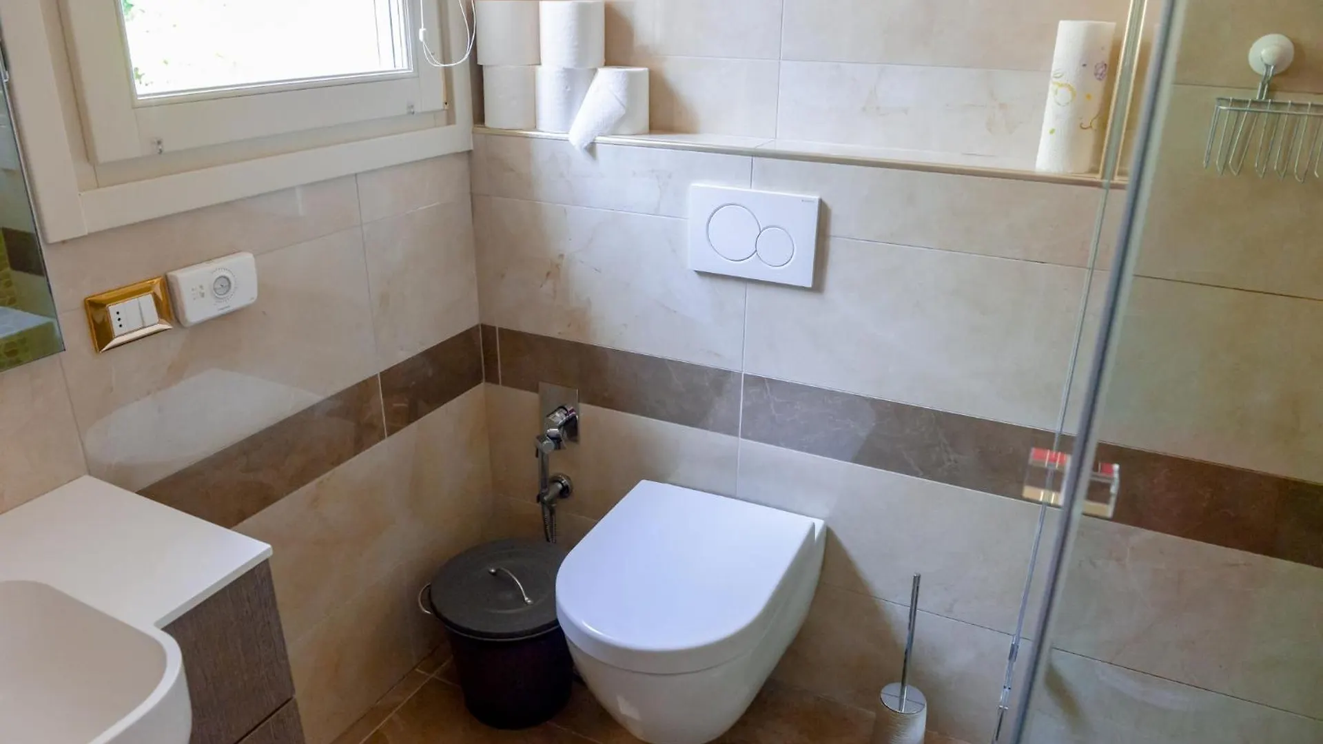 בית נופש טוסקולנו מדרנו Charming Lake View Cottage