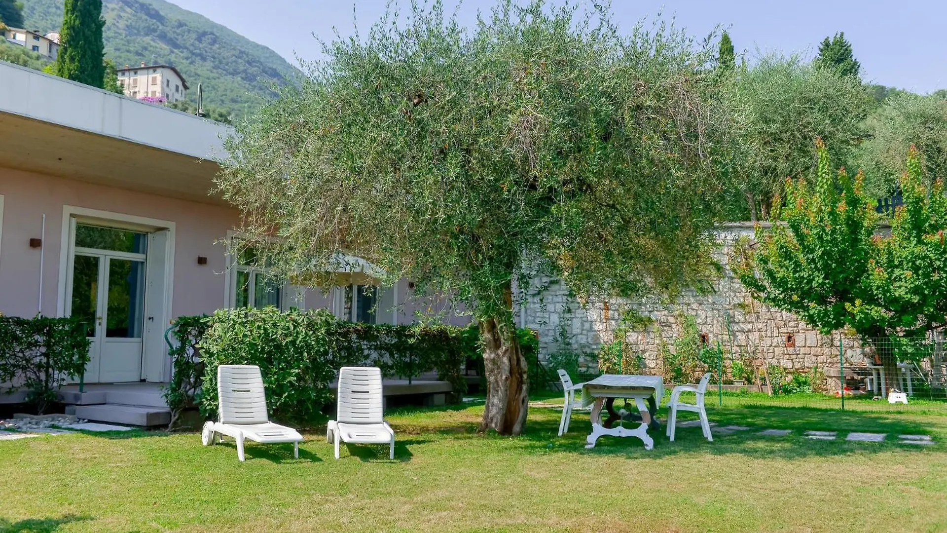 טוסקולנו מדרנו Charming Lake View Cottage איטליה