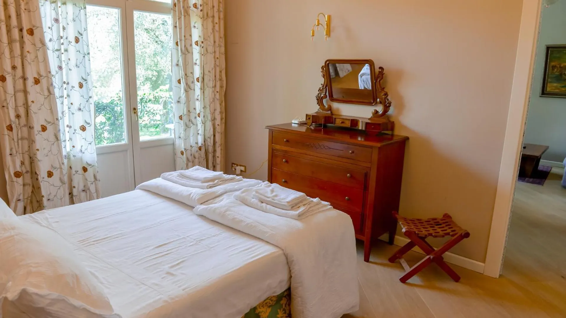 טוסקולנו מדרנו Charming Lake View Cottage איטליה